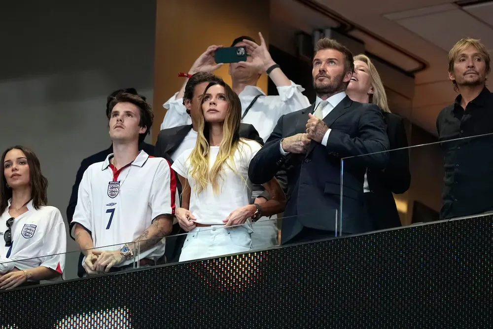 el-exfutbolista-david-beckham-y-su-esposa-victoria-presenciaron-la-semifinal-mundialista-entre-inglaterra-y-argentina-en-atlanta-foto-aprebecca-blackwell-OUIR5Y6SDM4V7WP6HMD53AKHOA