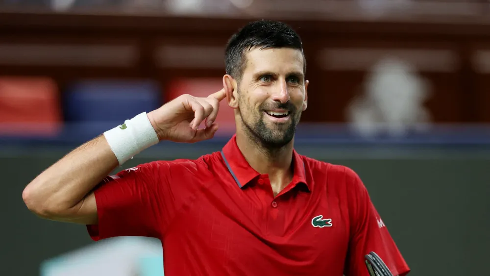 novak-djokovic-lleva-mano-oreja-ganar-punto-zizou-bergs_98