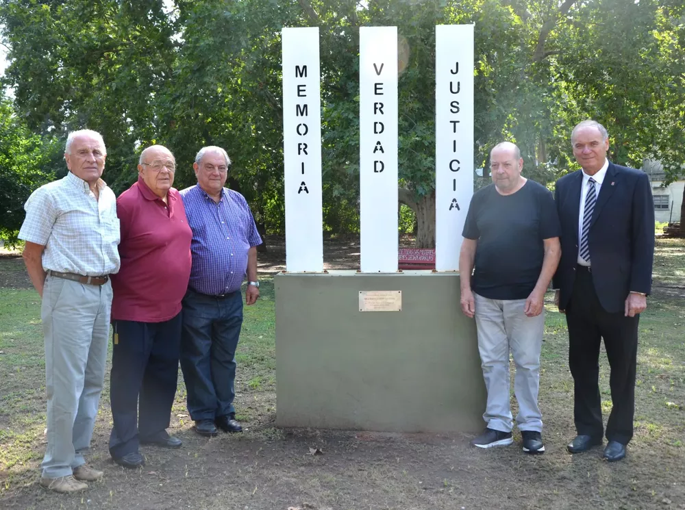 ee513225-f8f7-4a5f-bf7c-f045d9fc5004