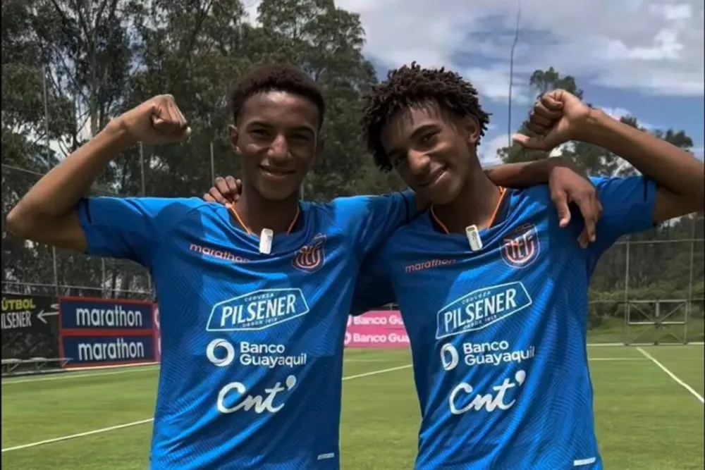 Edwin-Holger-Quintero-con-camiseta-de-la-tri