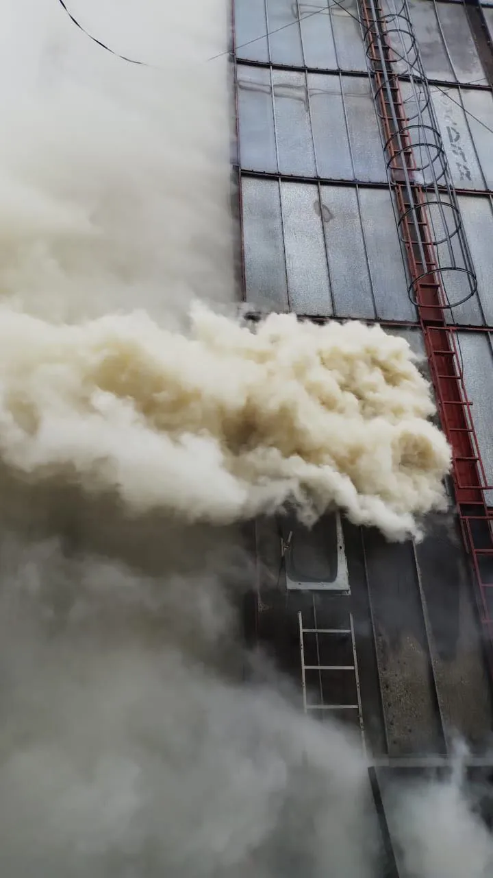 ALERTA Hora- 11-45.Ubicación- Zona Rural, Campo de Familia Montanari.Alerta por incendio de secadora cerealera.En el día de hoy somos convocados por un incendio en una secadora cerealera, al momento de nuestro a (4)