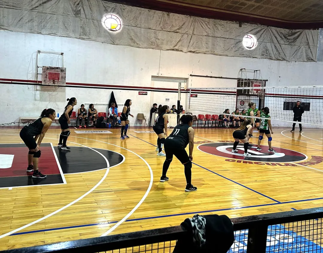 El equipo femenino del Taller de Vóley de la Municipalidad de Villa Cañás tuvo un gran desempeño en la segunda fecha del torneo de Maxivóley Femenino Zona Sur 2025, que organiza la Asociación del Sur Oeste (1)